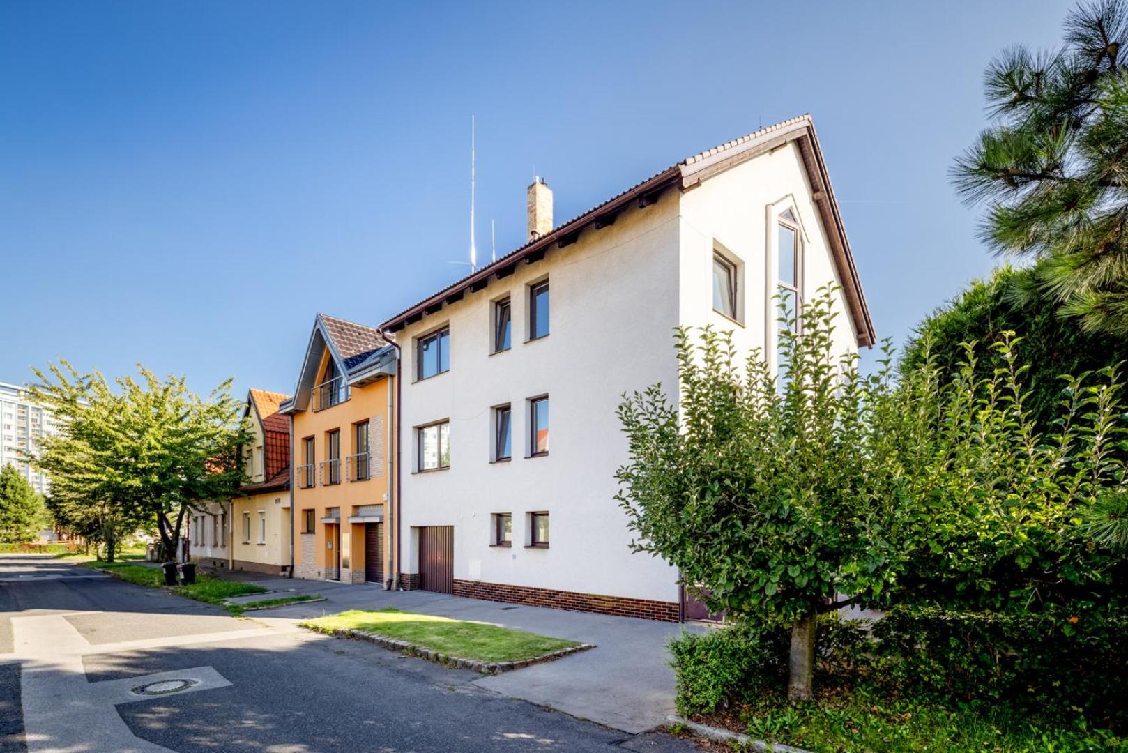 A.V.E. Pension Kliska Praag Buitenkant foto